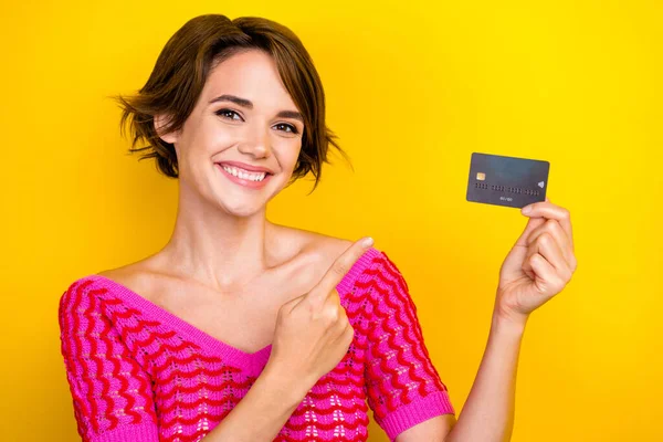 Porträtt Trevlig Optimistisk Kvinna Bära Rosa Stickad Topp Indikerar Kreditkort — Stockfoto