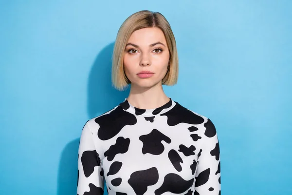 Photo Good Mood Charming Woman Dressed Cow Print Outfit Smiling — Stock Photo, Image
