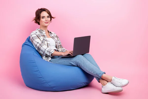 긍정적 여성의 사진앉아 가방을 사용하여 배경에 넷북을 — 스톡 사진