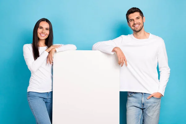 Foto Dos Optimistas Satisfechos Agradable Pareja Personas Usan Camisas Blancas — Foto de Stock