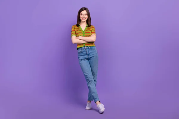 フル長いです写真の愛らしいです自信のある女性の服ストライプカーディガン腕交差隔離された紫色の背景 — ストック写真