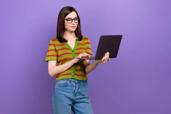 ポジティブな豪華な女の子スタイリッシュな髪型の肖像 ストライプカーディガン見てノートパソコンの書き込み文字で隔離された上で紫の背景 — ストック写真
