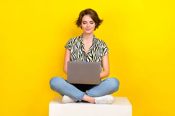 Neşeli Pozitif Kadının Zebra Desenli Gömlekli Modern Cihazda Çalışan Sarı — Stok fotoğraf