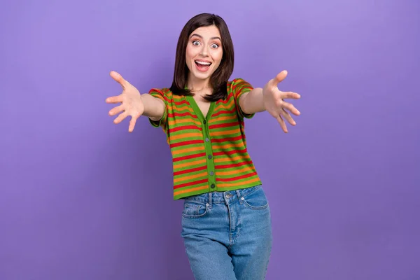 照片上令人印象深刻的女人直发式 穿着五颜六色的T恤衫拉手在紫色背景下被打了折扣 — 图库照片