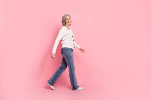Πλήρης Φωτογραφία Προφίλ Του Ικανοποιημένη Ευτυχής Ηλικιωμένη Κυρία Περπάτημα Κενό — Φωτογραφία Αρχείου