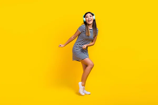 全身型照片干部时髦的越南女士舞动动感派对迪斯科舞厅耳机黄色背景隔离 — 图库照片