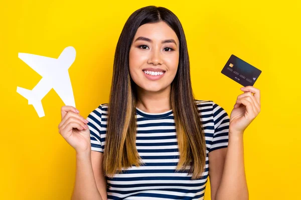 Zdjęcie Młodej Funky Kobieta Trzymać Plastikowe Karty Debetowe Płatności Bezprzewodowe — Zdjęcie stockowe