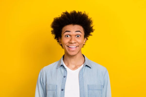 Φωτογραφία Του Funky Ενθουσιασμένος Νεαρός Άνδρας Φορούν Τζιν Πουκάμισο Χαμογελώντας — Φωτογραφία Αρχείου