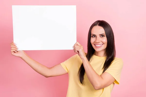 Photo Charming Cute Woman Dressed Yellow Shirt Holding Poster Empty — Stock Photo, Image