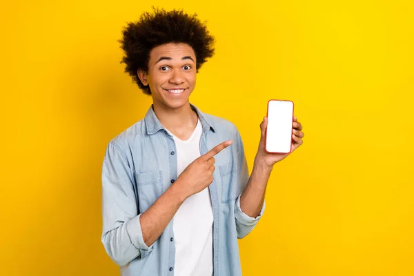 Portret Van Positieve Man Dragen Jeans Jas Aangeeft Smartphone Touchscreen — Stockfoto