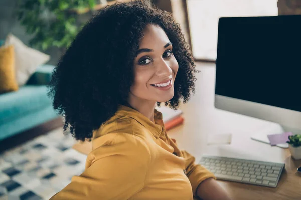 兴高采烈的女性投资人身穿衬衫微笑工作苹果三声现代设备室内工作站照片 — 图库照片