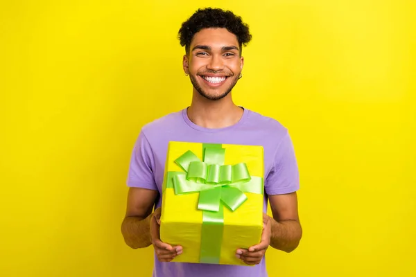 Fotografie Optimistického Mladého Muže Držet Nové Dárkové Krabice Balíček Obdrží — Stock fotografie