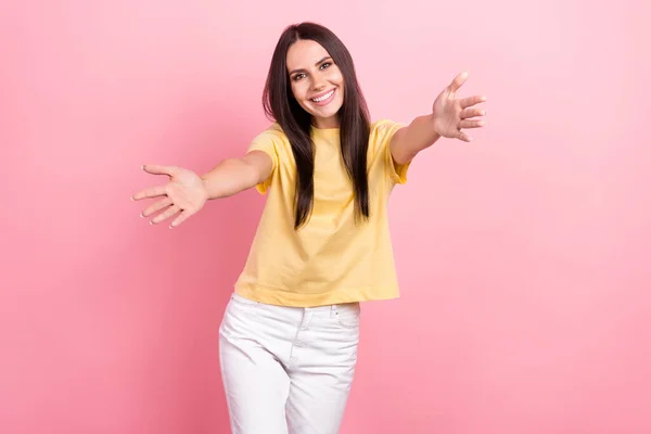 写真のファンキー励起女性着用黄色Tシャツオープン腕レディ抱擁あなた絶縁ピンク色の背景 — ストック写真