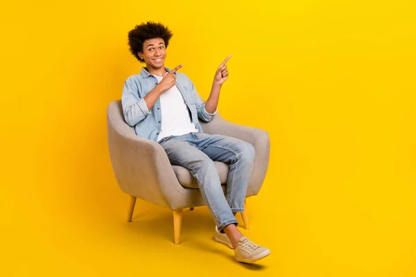 Pozitif Adamın Tüm Vücut Portresi Sandalyeye Otur Parmaklarını Boş Yere — Stok fotoğraf
