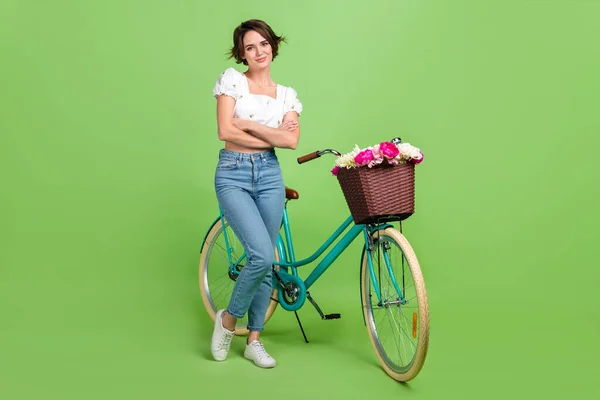 Retrato Cuerpo Completo Agradable Dama Positiva Cruzó Brazos Posando Bicicleta —  Fotos de Stock