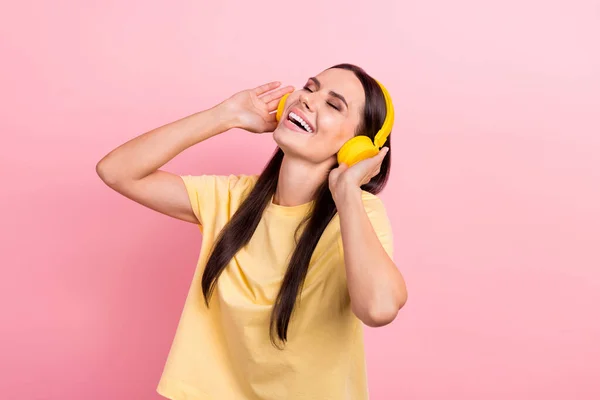 Foto Von Verträumt Entzückende Frau Gekleidet Gelben Shirt Kopfhörer Spaß — Stockfoto