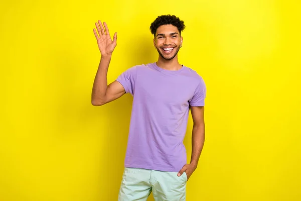Foto Homem Animado Atraente Usar Camiseta Violeta Sorrindo Braço Acenando — Fotografia de Stock