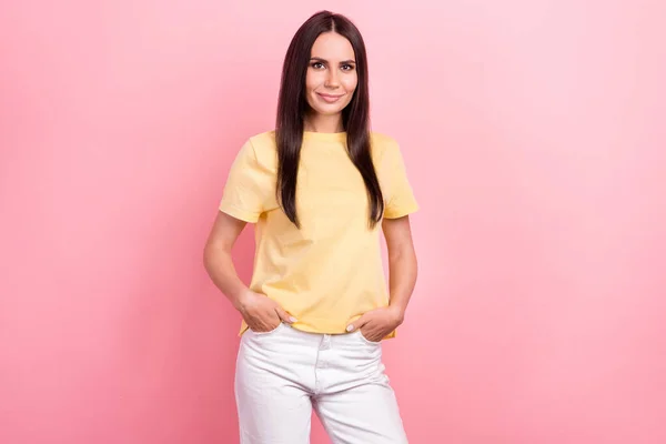 写真のかなり女性のプロのエージェントポージング手ポケットを身に着けている黄色のシャツ白いジーンズパンツ孤立ピンク色の背景 — ストック写真