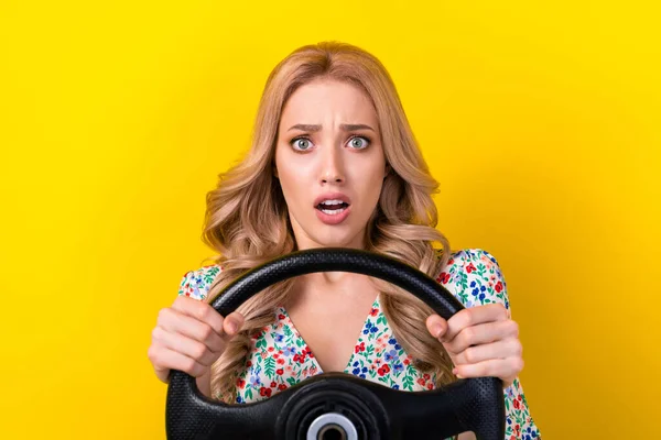 写真の不安若い波状の髪の女の子の運転車のストレスパニック誰かが彼女をカット上の道路事故クラッシュ黄色の背景に隔離 — ストック写真