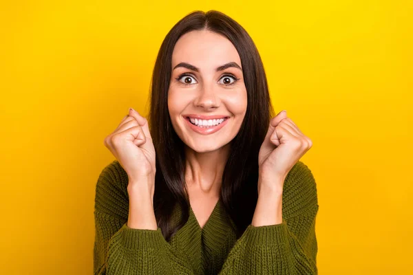 Mutlu Mutlu Gülümseyen Kızın Portresi Sarı Arka Planda Izole Edilmiş — Stok fotoğraf