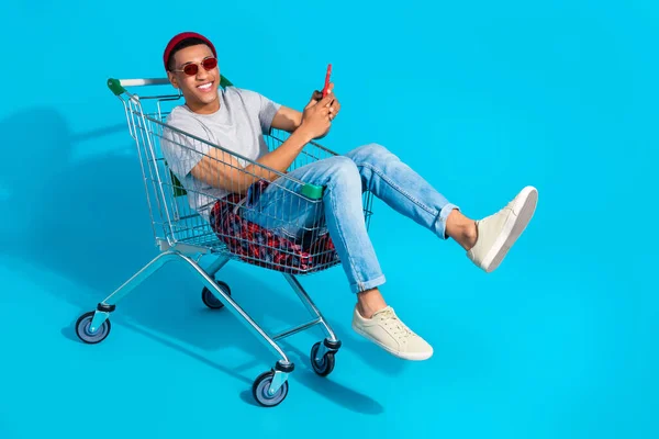 Ganzkörper Foto Von Funky Gutaussehenden Kerl Sitzen Einkaufszentrum Einkaufswagen Verwenden — Stockfoto