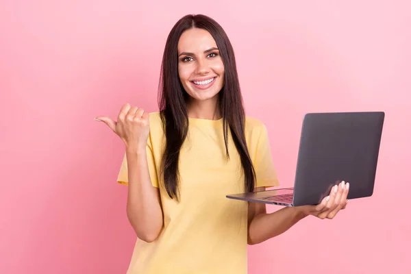 正の可愛い女性の写真は黄色のTシャツタイプ現代的なデバイス親指空のスペース孤立ピンク色の背景を着用 — ストック写真