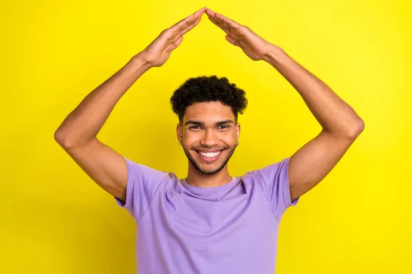 Foto Atractivo Hombre Positivo Desgaste Violeta Camiseta Sonriente Mostrando Brazos —  Fotos de Stock