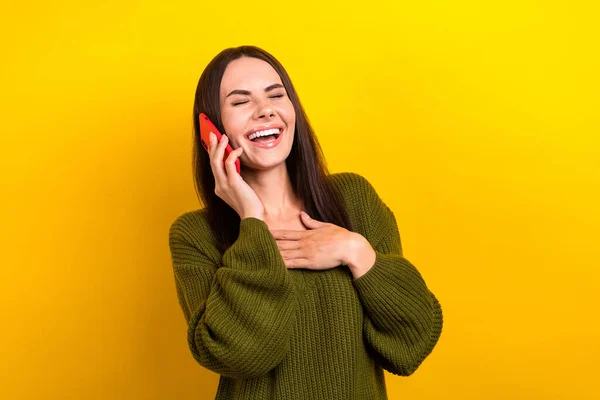 Portré Őrült Boldog Lány Kéz Megérinti Mellkas Kommunikálni Telefon Nevetés — Stock Fotó