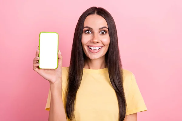 Heyecanlı Funky Bayan Fotoğraf Sarı Shirt Giymek Modern Cihaz Ekranı — Stok fotoğraf