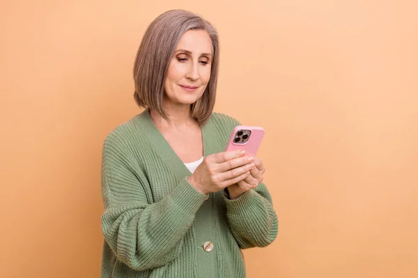 Pozitif Bayanın Fotoğrafı Akıllı Telefon Sohbeti Kullan Bej Renkli Arkaplanda — Stok fotoğraf