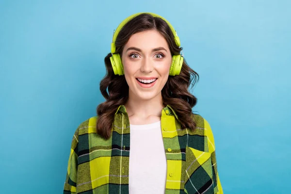 Foto Von Erstaunt Fröhliches Mädchen Strahlend Lächeln Musik Hören Kopfhörer — Stockfoto
