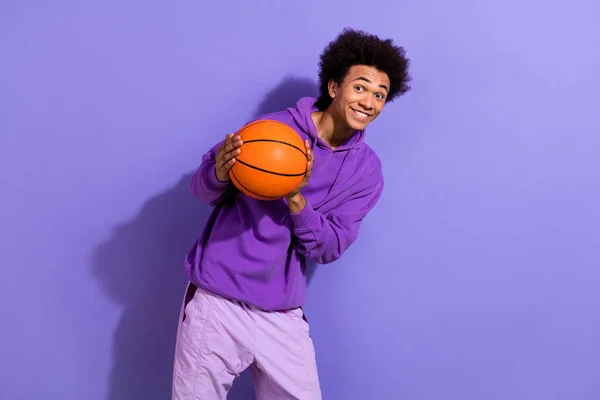 청년의 사진은 기분좋은 가지고 있으며 보라색 배경에 농구공을 — 스톡 사진