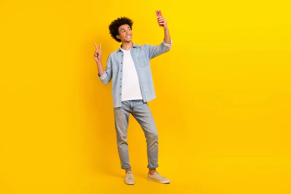 Helkroppsfoto Funky Person Hålla Smarttelefon Gör Selfie Show Tecken Isolerad — Stockfoto