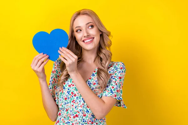 Retrato Linda Senhora Positiva Usar Elegante Sarafan Segurar Azul Coração — Fotografia de Stock