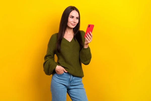 Porträtt Positiva Charmiga Person Använda Smart Telefon Chatta Eshopping Isolerad — Stockfoto