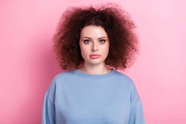 深刻な自信のある女性の写真ドレスブルースウェットシャツ巻きアフロChevure隔離されたピンク色の背景 — ストック写真