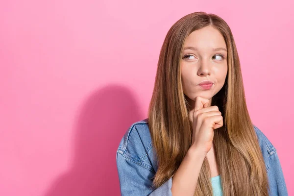 Foto Portrét Hezké Mladé Dospívající Dívka Dotek Bradu Vzhled Mazaný — Stock fotografie