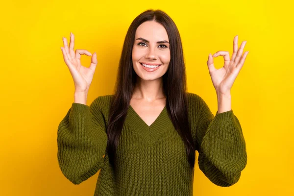 Retrato Positivo Bonito Senhora Toothy Sorriso Mãos Dedos Demonstrar Okey — Fotografia de Stock