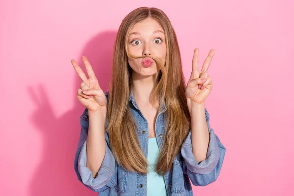 Zdjęcie Portret Dość Młoda Dziewczyna Pokazuje Podwójne Znak Włosy Wąsy — Zdjęcie stockowe