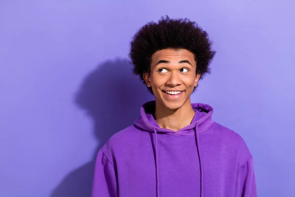 Πορτρέτο Του Νεαρού Όμορφος Άντρας Φορούν Μοβ Μοντέρνο Hoodie Χαμόγελο — Φωτογραφία Αρχείου