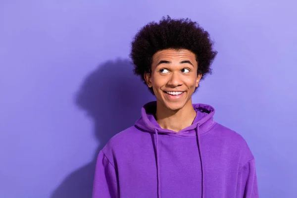 Retrato Chico Guapo Joven Desgaste Morado Moda Sudadera Con Capucha —  Fotos de Stock