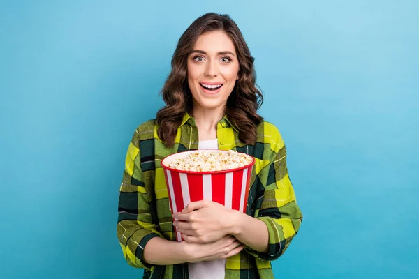 Photo Positive Astonished Girl Dressed Checkered Shirt Hold Pop Corn — Stock Photo, Image