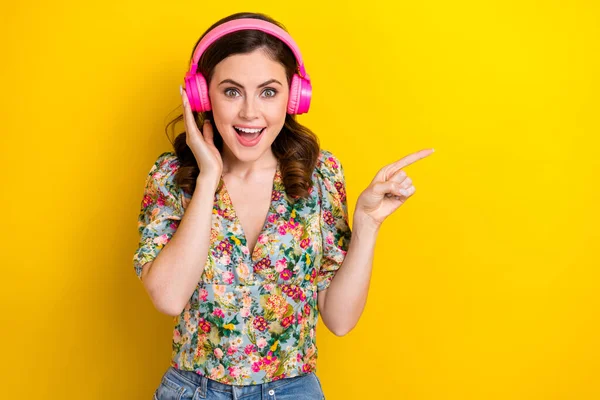 Photo Pretty Astonished Girl Arm Touch Headphones Indicate Finger Empty — Stock Photo, Image