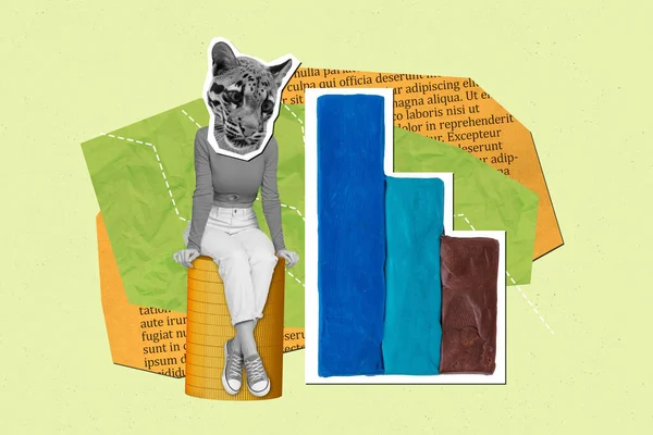 黑白效应女童豹头的创造性拼贴坐堆钱币生长图表书页文本隔离在绿色背景下 — 图库照片