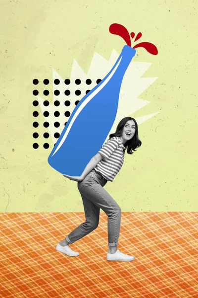 興奮ミニ黒白の女の子の腕の垂直コラージュ画像は 創造的な背景に隔離された大きなワインボトルを保持 — ストック写真