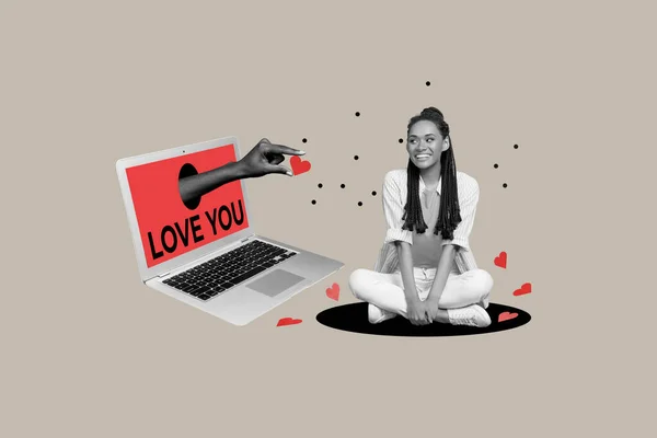 手像图标一样从笔记本电脑屏幕上分发给快乐漂亮的女孩的创意概念组合照片拼贴 以灰色为背景 — 图库照片