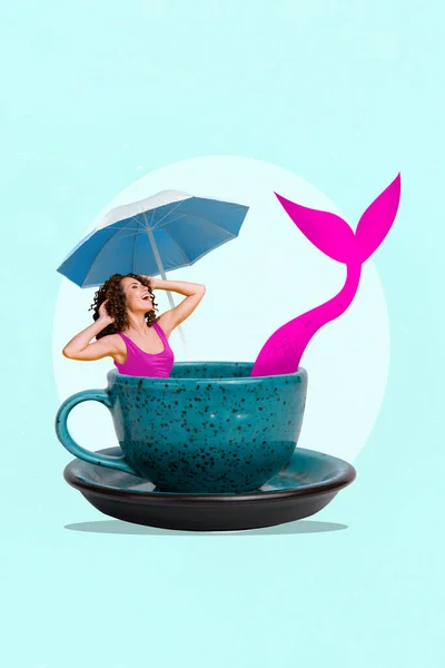 縦型アートポスター画像コラージュ珍しいファンタジー人魚横に大きなコーヒーカップの写真青の背景に無料の時間の休暇をお楽しみください — ストック写真