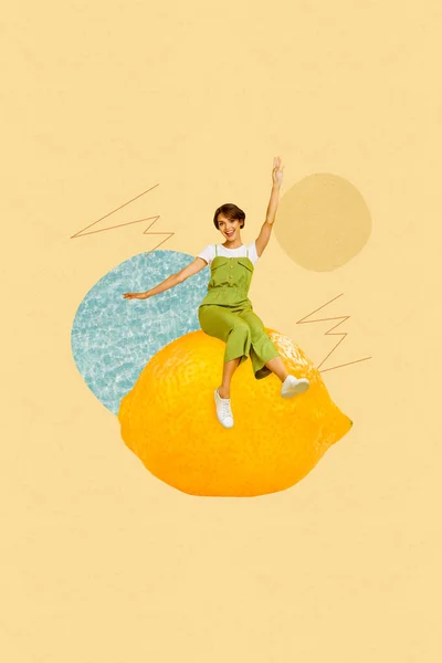 興奮した若い正のかわいい女性の垂直創造的なコラージュイメージは楽しみを持っていますレモン柑橘類新鮮なフルーツ夏の雰囲気休暇水 — ストック写真