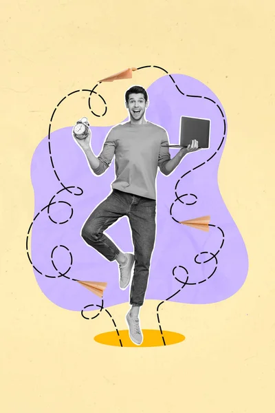 作業コンセプトコラージュ若い男は紫の背景に隔離されたオンライン会議ノートパソコンを満たす上司とタイマーアラーム配置を保持します — ストック写真