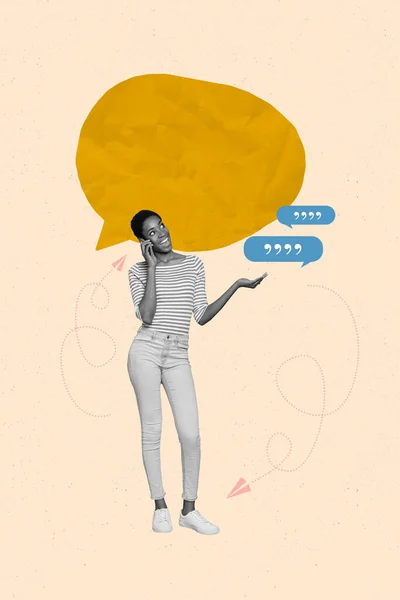 パートナーとの会話を話す若い女の子のコラージュイラストバブルクラウド音声電話の対話ベージュの背景に孤立 — ストック写真